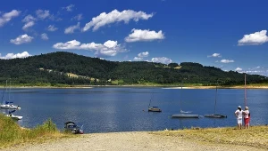 Idealne miejsce na piknik nad jeziorem. Z Krakowa dojedziesz tu w mniej niż godzinę