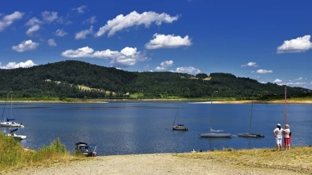 Jezioro Mucharskie oddalone jest od Krakowa o około godzinę drogi. To miejsce, do którego warto pojechać, by miło spędzić czas. 