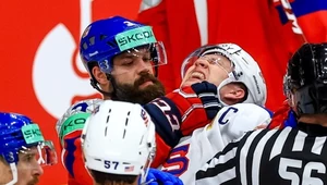 W meczu USA - Czechy nie zabrakło mocnych spięć. Tu walka Rdako Gudasa (po lewej) z Brady Tkachukiem
