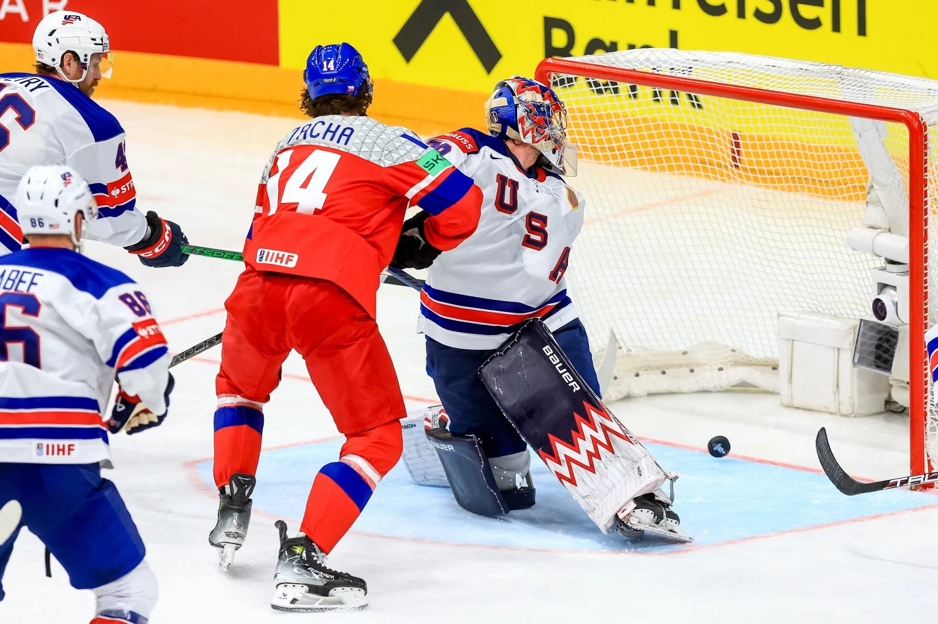 Pavel Zacha strzela bramkę dla Czechów