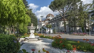 Seniorzy uwielbiają to uzdrowisko. Jest rzut beretem od Polski 