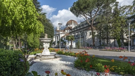 Merano to najpiękniejsze uzdrowisko we Włoszech. Jest chętnie odwiedzane przez turystów z całej Europy i nie tylko.