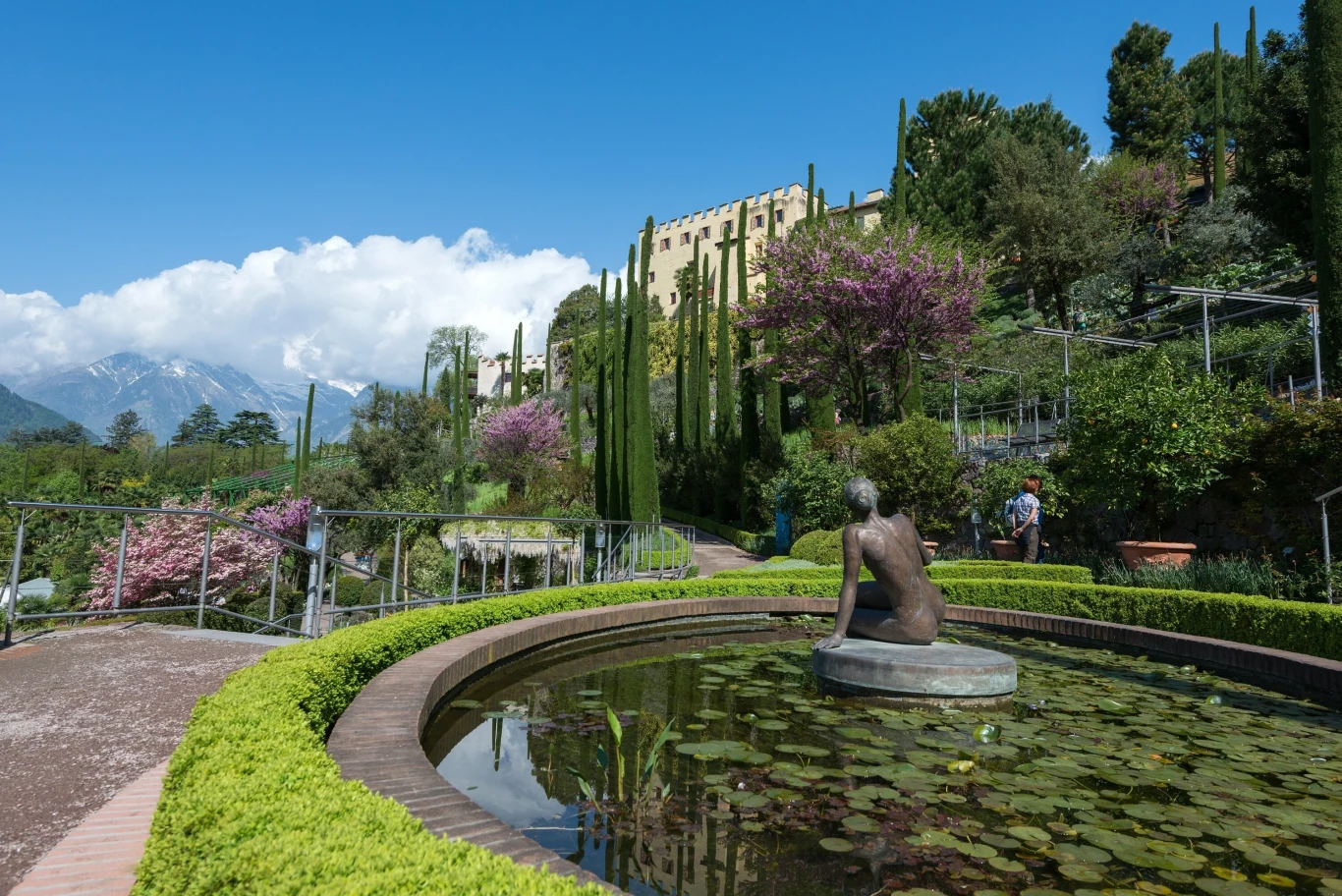 Merano oferuje malownicze widoki oraz wiele miejsc wartych odwiedzenia. Jednym z nich jest Zamek Trauttmansdorff wraz z pięknymi ogrodami.