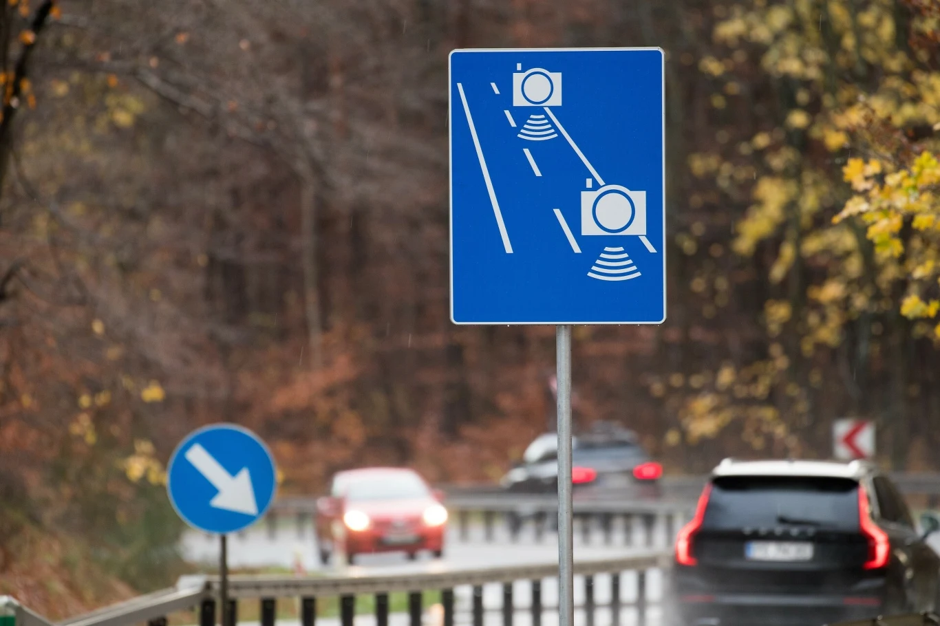 O tym, że zbliżamy się do odcinkowego pomiaru prędkości informuje znak D-51a. O tym, że zbliżamy się do odcinkowego pomiaru prędkości informuje znak D-51a.