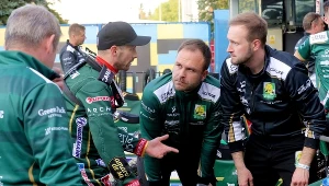 Burza mózgów w teamie Włókniarza Częstochowa. Z lewej Leon Madsen.