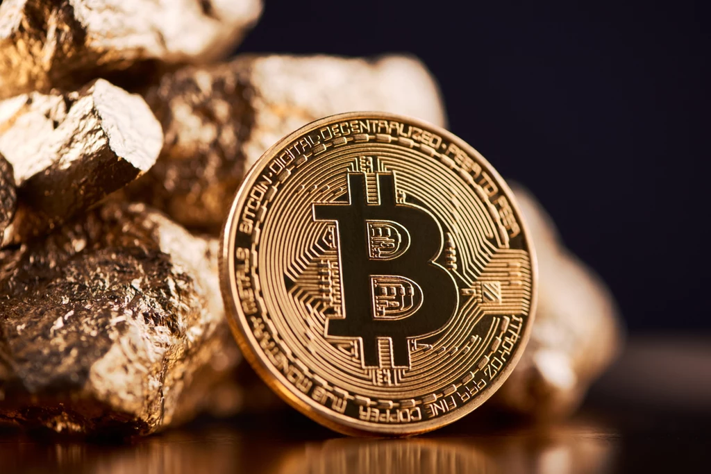 Analitycy prześcigają się w kreśleniu scenariuszy dotyczących przyszłych cen złota i bitcoina
