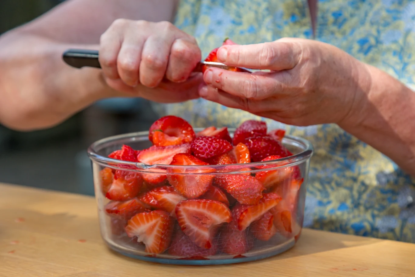 Większość osób nie zastanawia się nawet, jak podawać truskawki - z szypułkami czy bez. Większość osób nie zastanawia się nawet, jak podawać truskawki - z szypułkami czy bez.