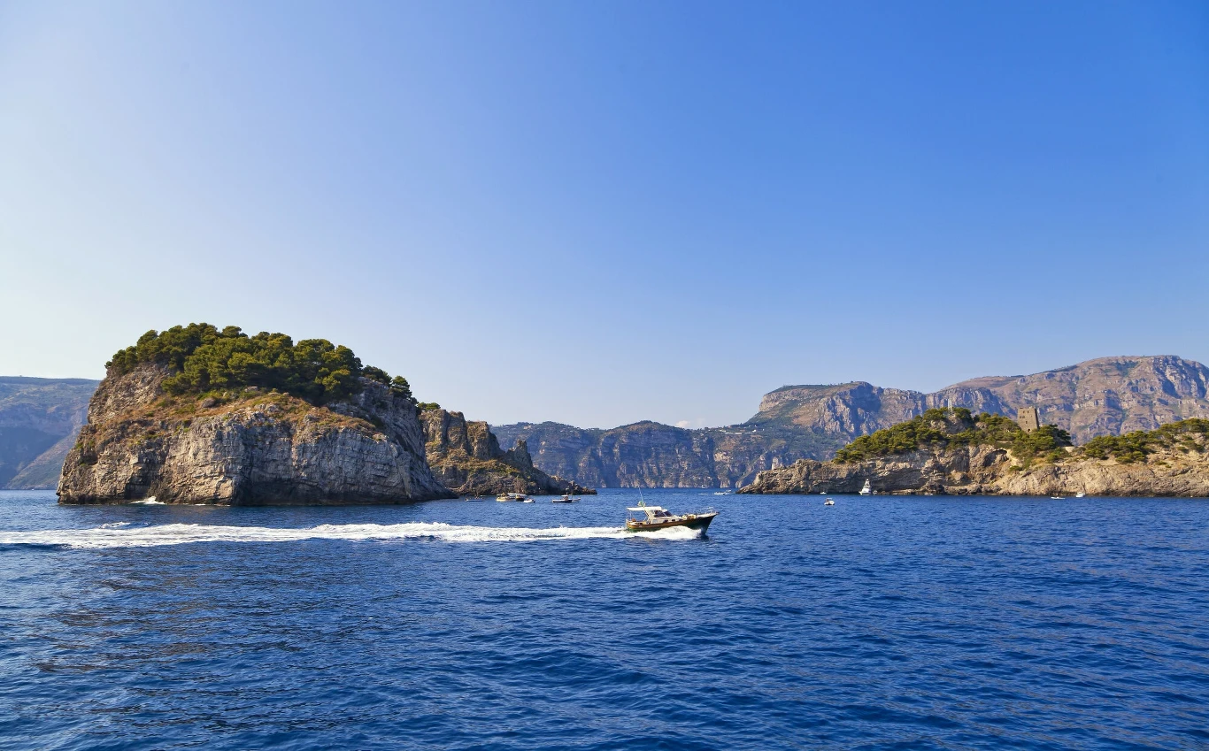 Li Galli, znane jako Wyspy Syrenie, położone są w pobliżu Positano i wyspy Capri. Archipelag składa się z trzech głównych wysp, spośród których największa jest Il Gallo Lungo. Co warto o niej wiedzieć? Li Galli, znane jako Wyspy Syrenie, położone są w pobliżu Positano i wyspy Capri. Archipelag składa się z trzech głównych wysp, spośród których największa jest Il Gallo Lungo. Co warto o niej wiedzieć?