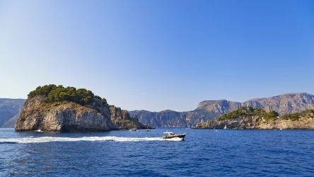 Li Galli, znane jako Wyspy Syrenie, położone są w pobliżu Positano i wyspy Capri. Archipelag składa się z trzech głównych wysp, spośród których największa jest Il Gallo Lungo. Co warto o niej wiedzieć? 