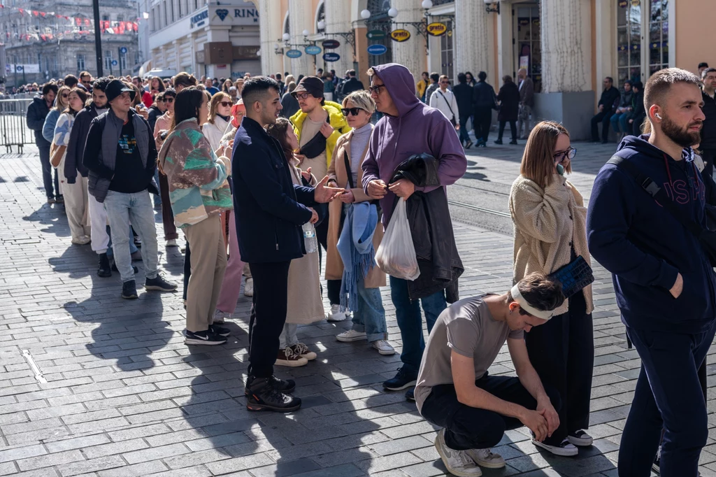 Rosjanie opuszczają Turcję? Na zdj. kolejka przed rosyjskim konsulatem w Stambule, w czasie niedawnych wyborów, w których włądzę utrzymał W.Putin