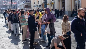 Rosjanie opuszczają Turcję? Na zdj. kolejka przed rosyjskim konsulatem w Stambule, w czasie niedawnych wyborów, w których włądzę utrzymał W.Putin