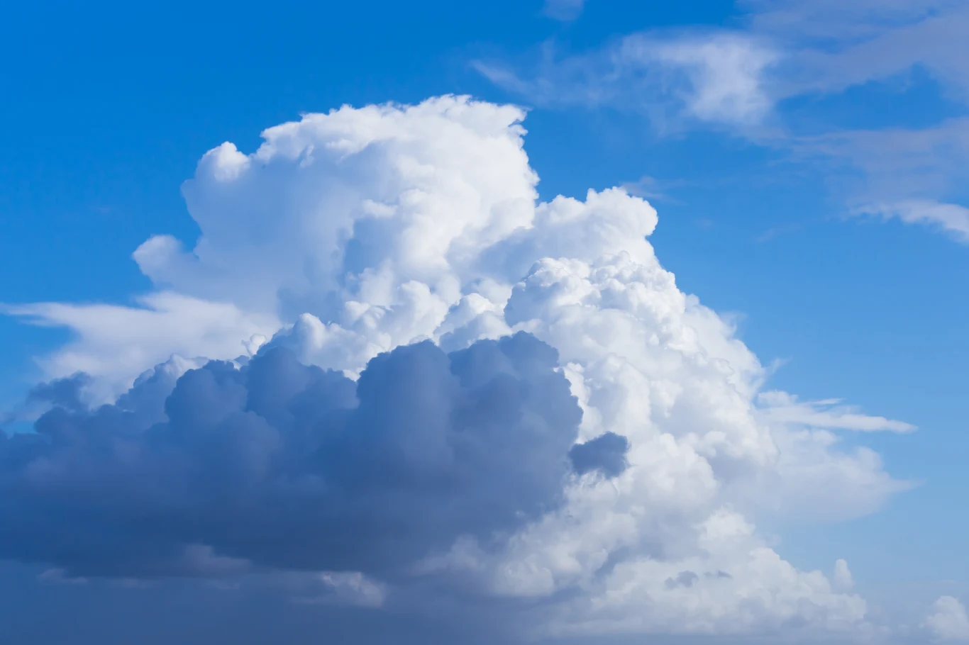 Chmury znikają z nieba. To dlatego temperatura bije kolejne rekordy Pogoda w Boże Ciało i długi weekend będzie sprzyjała wypiętrzaniu się chmur