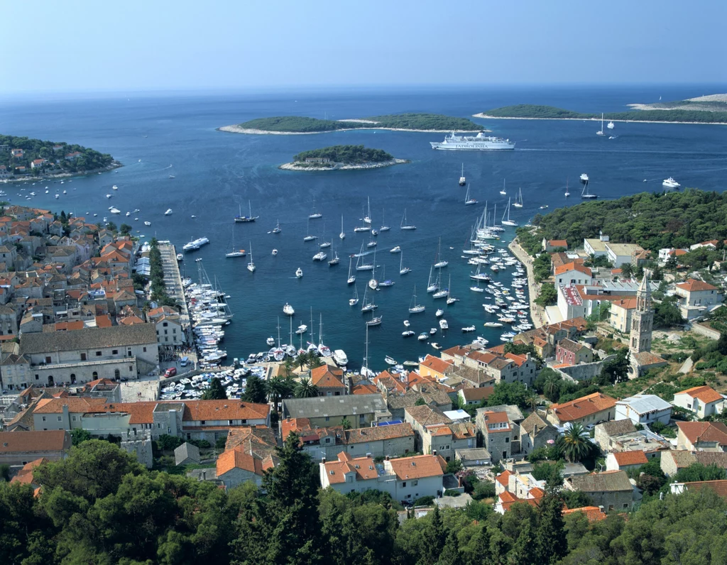 Wybrzeże na wyspie Hvar w Chorwacji zamienia się w ściek - ostrzegają miejscowi. Wszystko przez nieroztropnych turystów