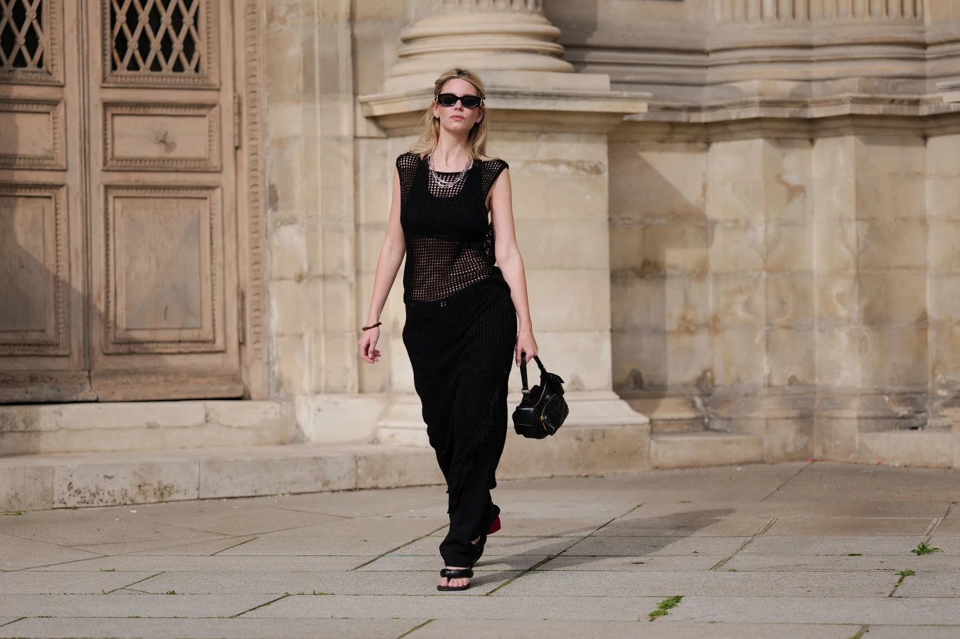 Sukienka wraz ze spodniami w czarnym kolorze to zawsze dobry wybór