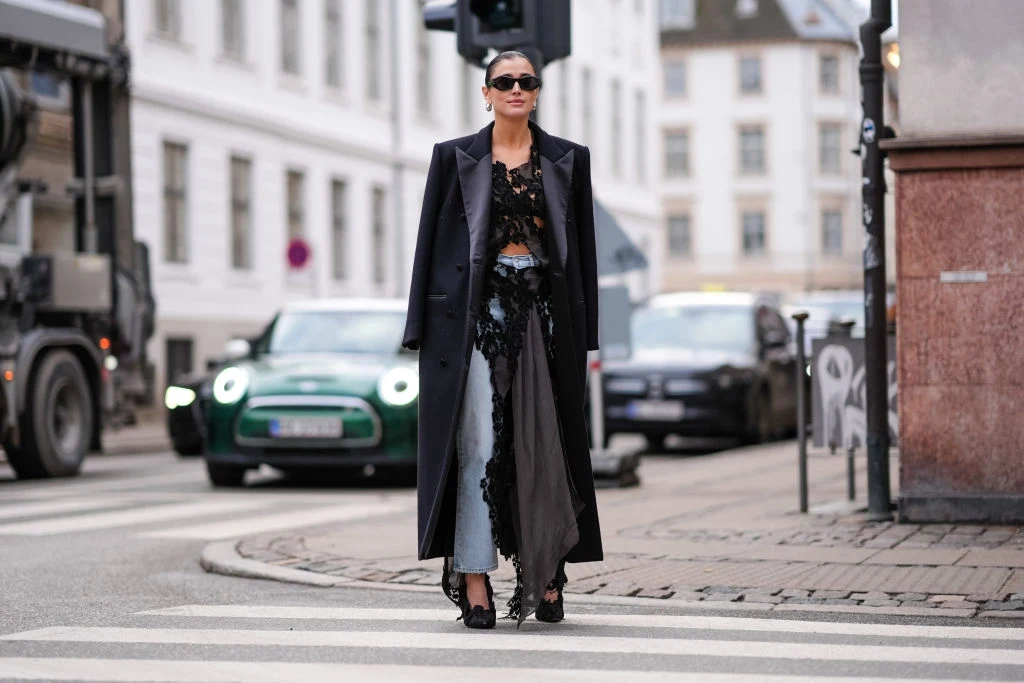 W 2024 roku połączenie sukienki ze spodniami ma być bardziej eleganckie niż dwie dekady wcześniej