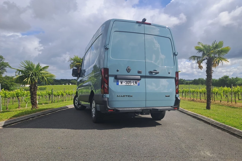 Renault Master jest najchętniej kupowanym dostawczakiem w Polsce. Teraz poznaliśmy ceny czwartej generacji. 