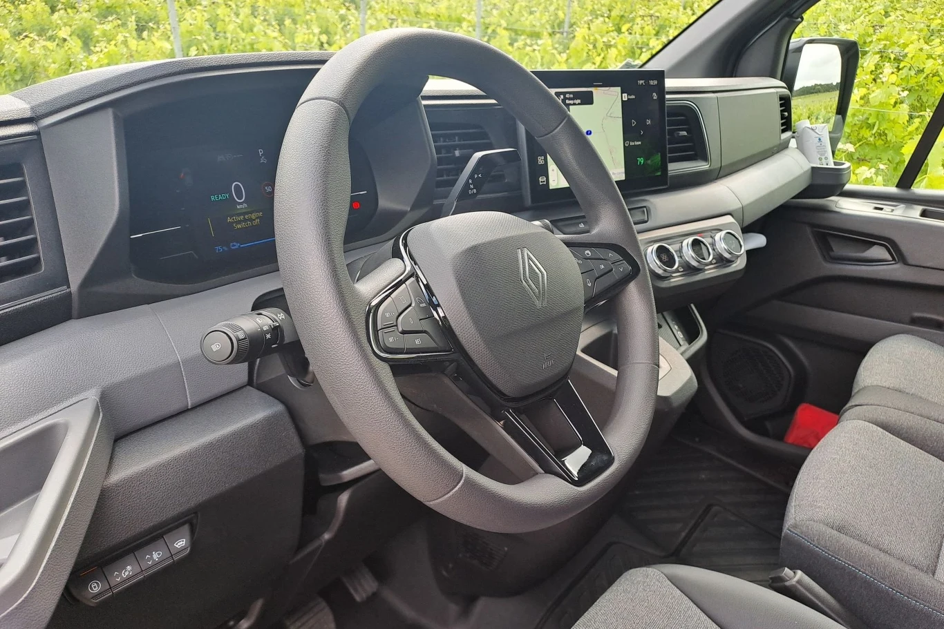 Nowe Renault Master oferowane jest tylko w jednej wersji wyposażenia - extra.