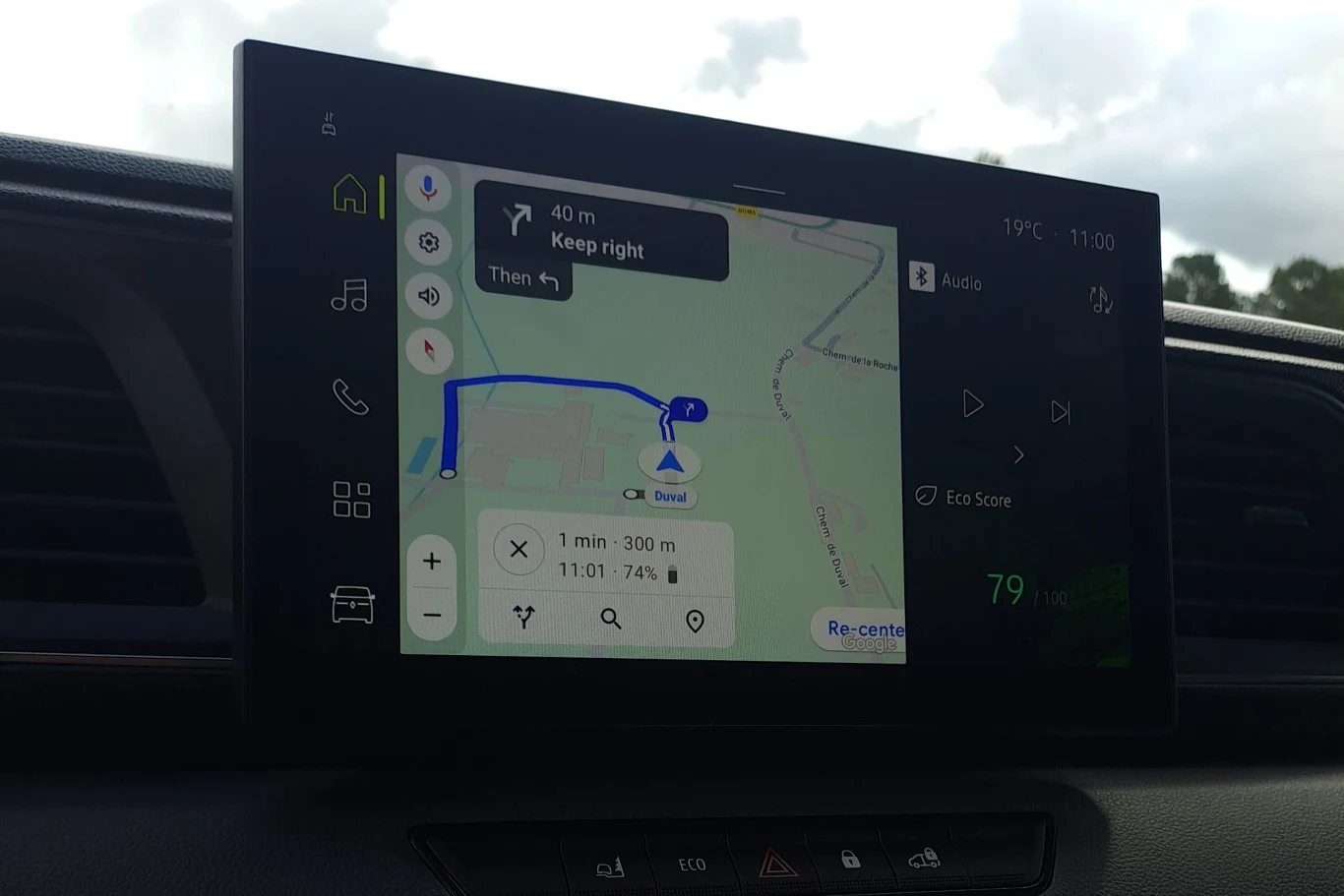 System multimediów openR link wyróżnia się wbudowanymi usługami Google - między innymi Mapami. 