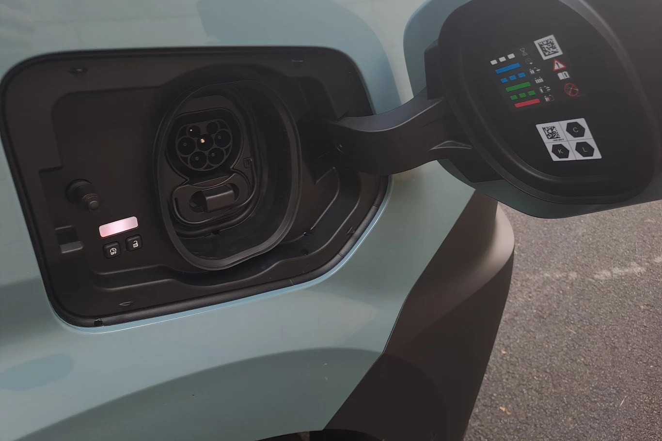W wariancie elektrycznym Renault Master dostępne jest w dwóch wariantach mocy - 130 i 142 KM. 