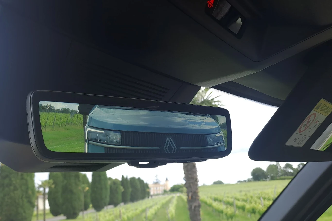 Renault Master wyposażone jest m.in. w cyfrowe lusterko wsteczne.