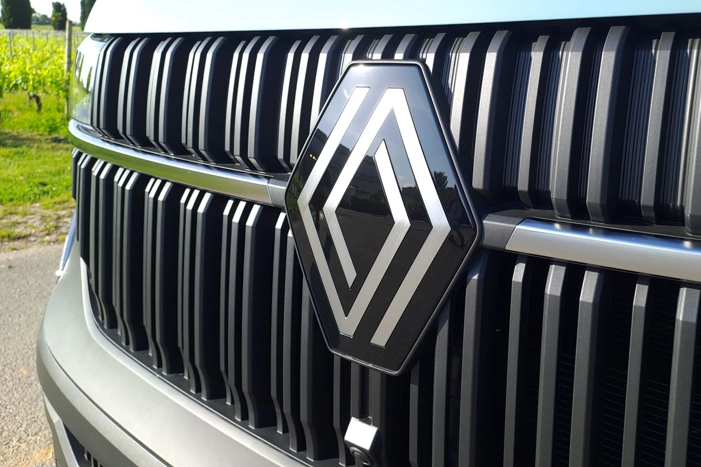 Renault Master czwartej generacji wyróżnia się m.in. masywnym przodem z nowym logo. 