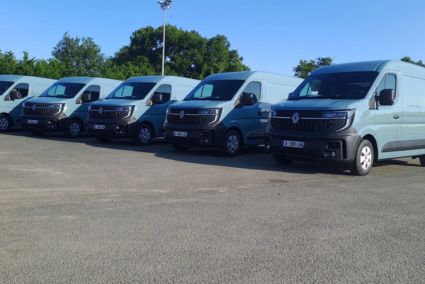 Obecnie Renault Master dostępne jest wyłącznie z silnikiem Diesla i sześciobiegową skrzynią manualną. W przyszłości do oferty dołączą warianty elektryczne oraz wersje spalinowe z dziewięciobiegowym automatem. 