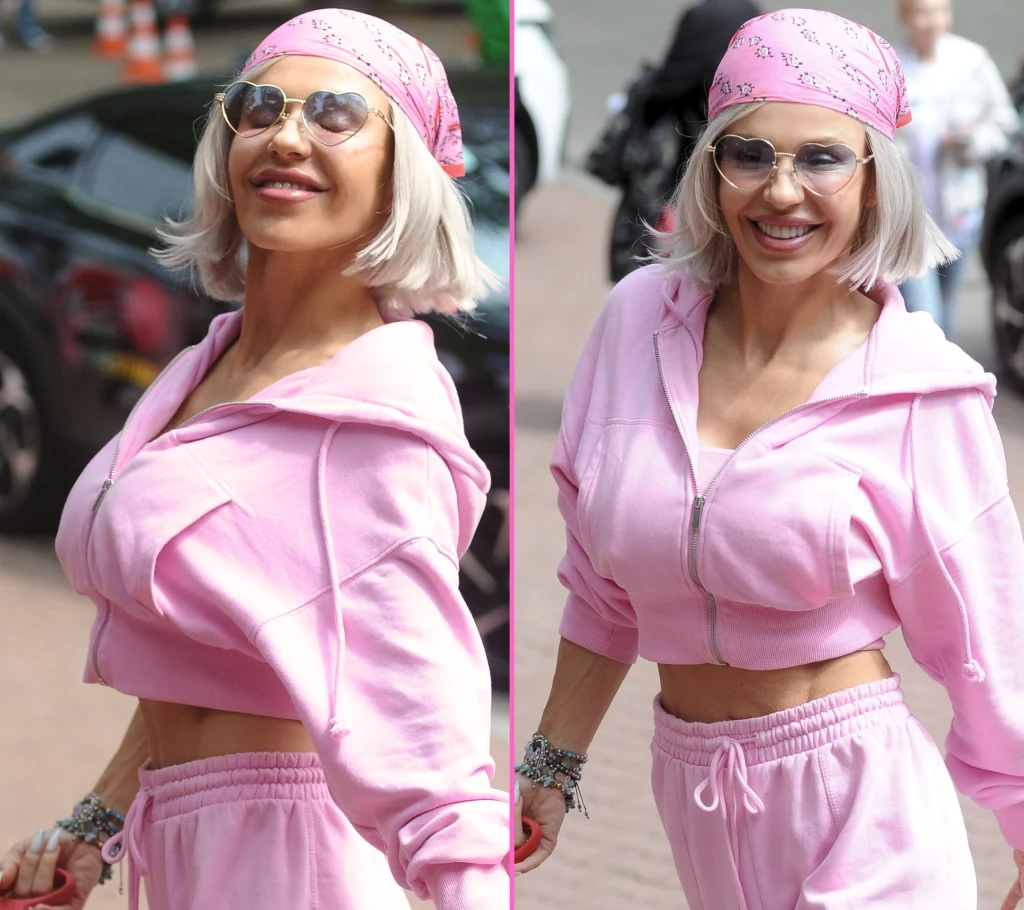 Zrelaksowana Doda cała na różowo. Przechadza się z pieskiem przed Polsat Hit Festiwal  Zrelaksowana Doda cała na różowo. Przechadza się z pieskiem przed Polsat Hit Festiwal