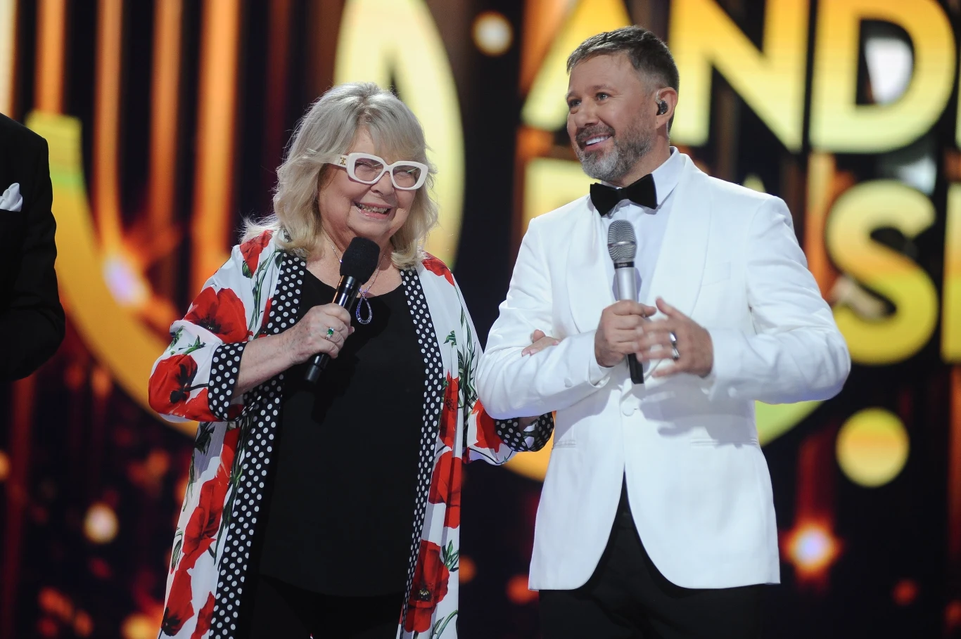 Andrzej Piaseczny odebrał statuetkę Słowika z rąk Niny Terentiew Andrzej Piaseczny odebrał statuetkę Słowika z rąk Niny Terentiew