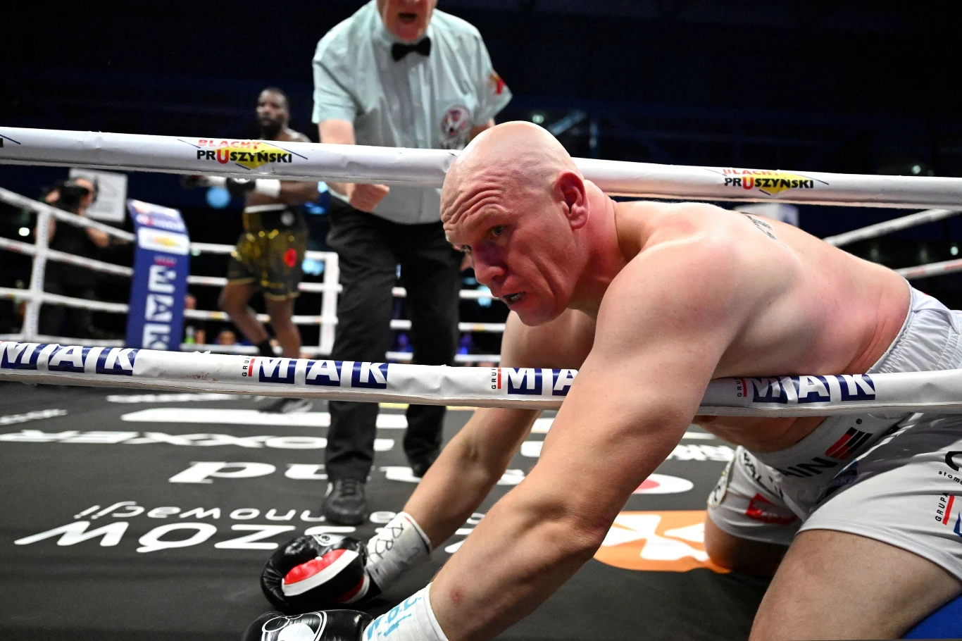 Łukasz Różański (z prawej) na deskach w pojedynku o mistrzostwo świata WBC w kategorii bridger z Brytyjczykiem Lawrence'em Okoliem podczas gali bokserskiej Knockout Boxing Night 35. w Rzeszowie Łukasz Różański (z prawej) na deskach w pojedynku o mistrzostwo świata WBC w kategorii bridger z Brytyjczykiem Lawrence'em Okoliem podczas gali bokserskiej Knockout Boxing Night 35. w Rzeszowie