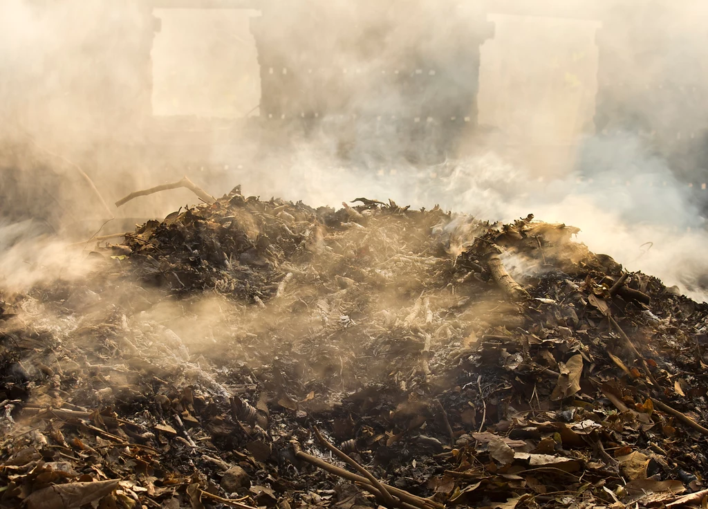 Osiem godzin trwała akcja gaszenia nielegalnego składowiska odpadów w Lęborku. Paliły się elementy z demontażu pojazdów. Strażakom udało się zabezpieczyć teren                                                                                                                                                                                                            