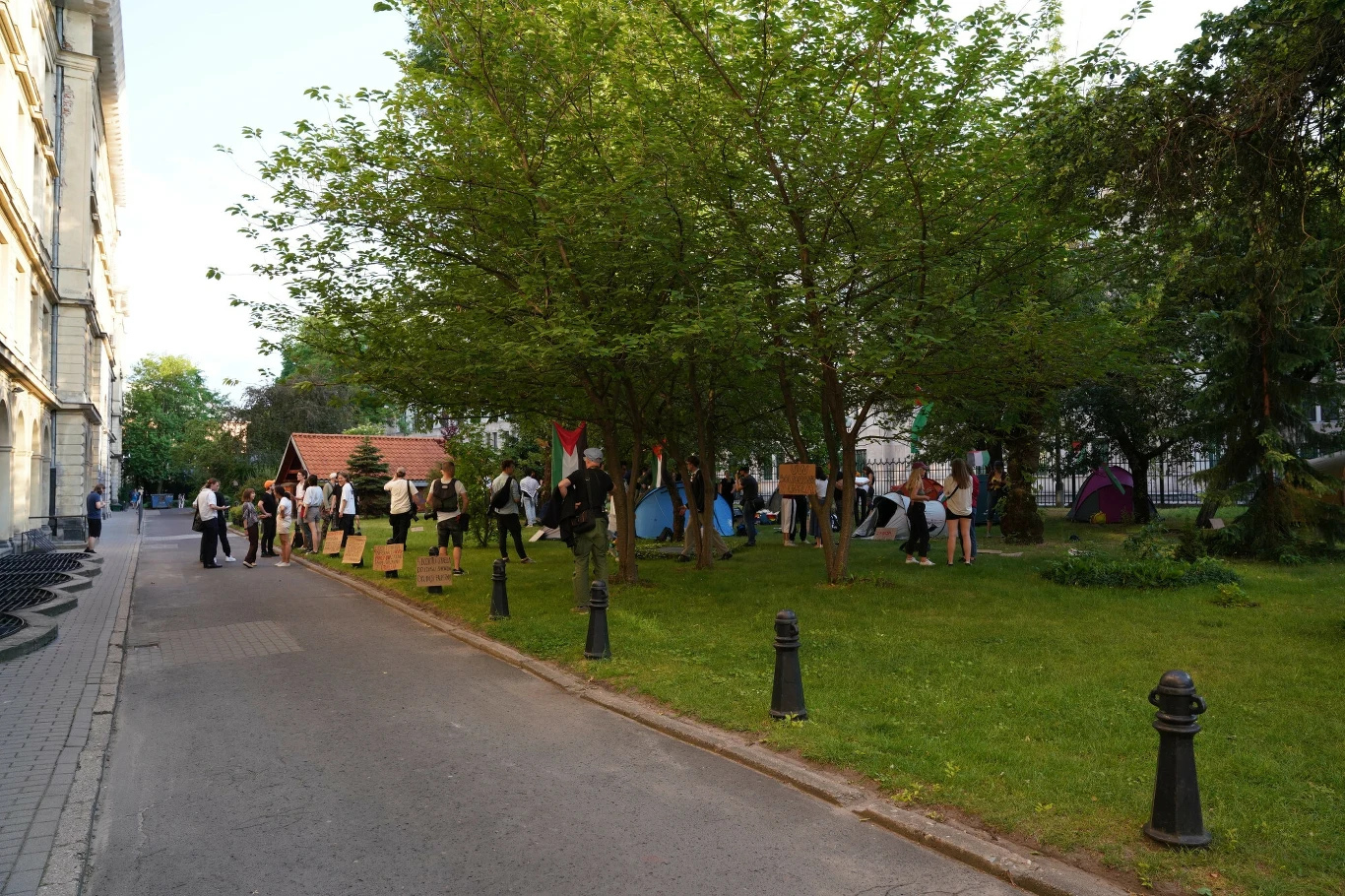 Studenci Uniwersytetu Warszawskiego okupują park Autonomia w Warszawie Studenci Uniwersytetu Warszawskiego okupują park Autonomia w Warszawie
