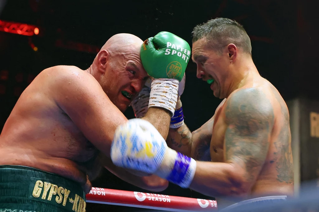 Tyson Fury (z lewej) w starciu z Ołeksandrem Usykiem Tyson Fury (z lewej) w starciu z Ołeksandrem Usykiem