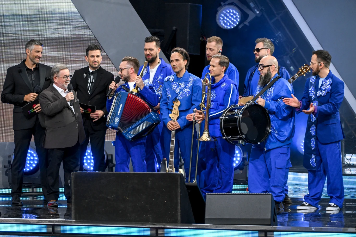 Polsat Hit Festiwal. Edward Miszczak wręcza nagrodę grupie ENEJ Polsat Hit Festiwal. Edward Miszczak wręcza nagrodę grupie ENEJ