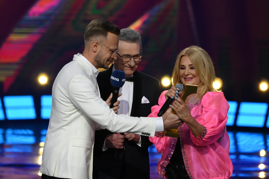 Majka Jeżowska odbiera nagrodę z rąk Przemysława Białkowskiego z Interii