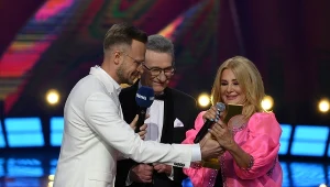 Majka Jeżowska odbiera nagrodę z rąk Przemysława Białkowskiego z Interii