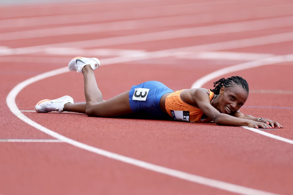 Wyczerpana Beatrice Chebet po swoim rekordzie świata na 10000 m w Eugene Wyczerpana Beatrice Chebet po swoim rekordzie świata na 10000 m w Eugene