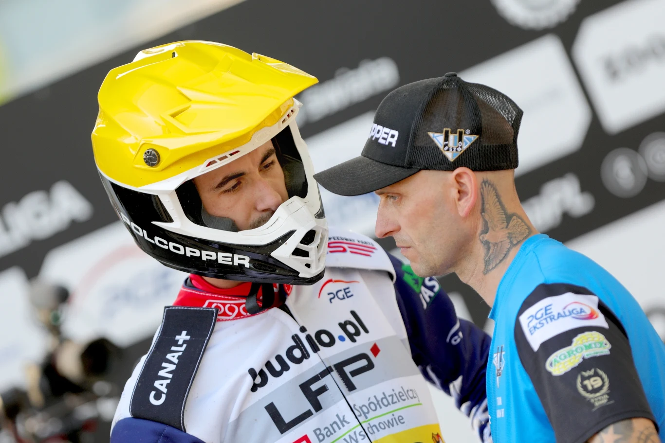 Keynan Rew z mechanikiem.