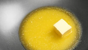 Masło klarowane jest bogate w witaminy rozpuszczalne w tłuszczach, takie jak A, D, E, K oraz witaminy z grupy B 