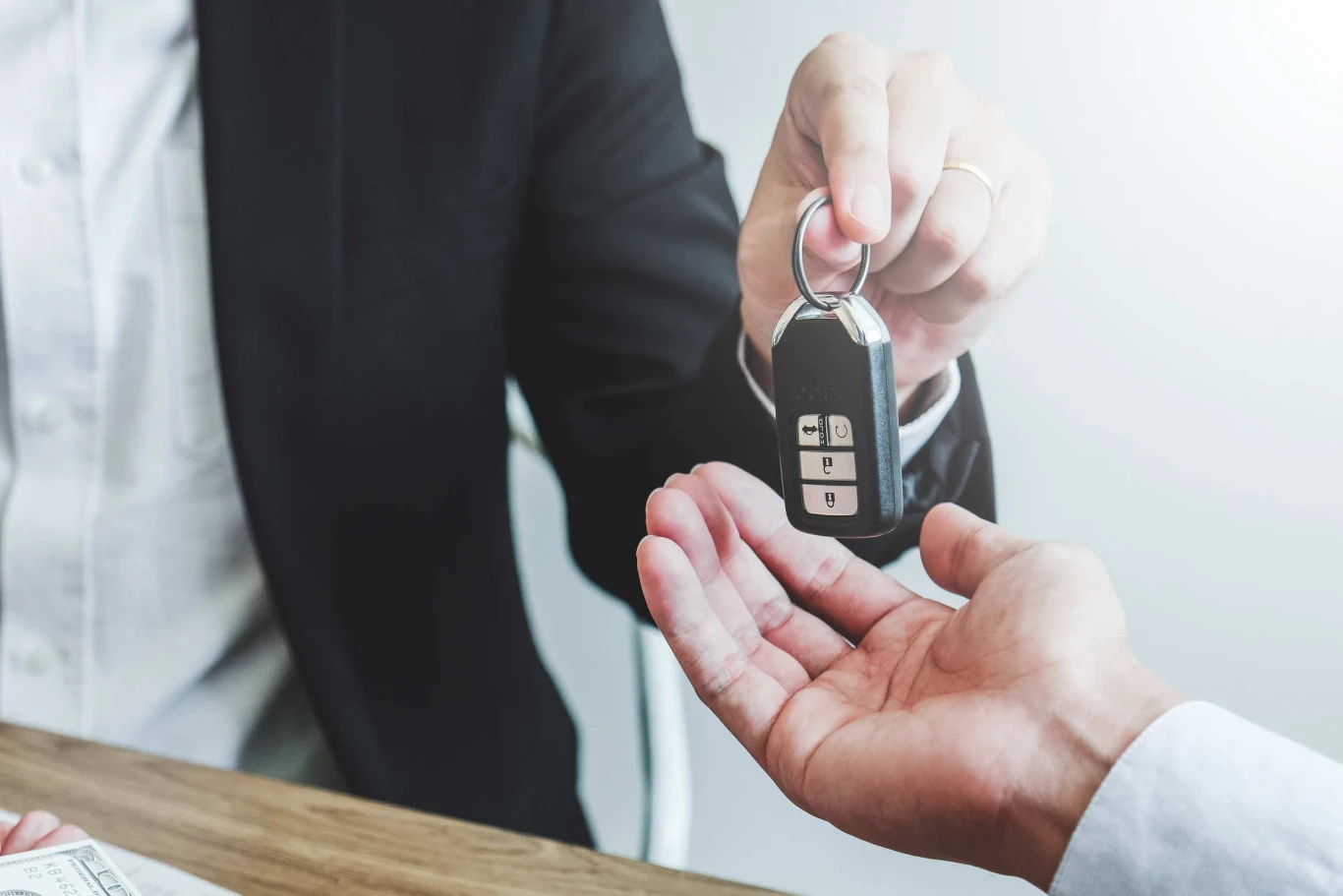 Sprzedaż samochodu obcokrajowcowi. Co trzeba wiedzieć? Sprzedaż samochodu obcokrajowcowi. Co trzeba wiedzieć?