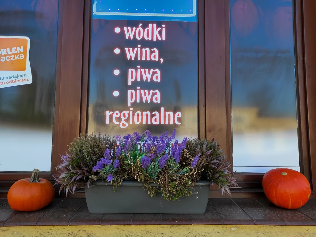 W niewielkich sklepach można zaobserwować wyraźny spadek sprzedaży wódki czystej z najniższej półki cenowej