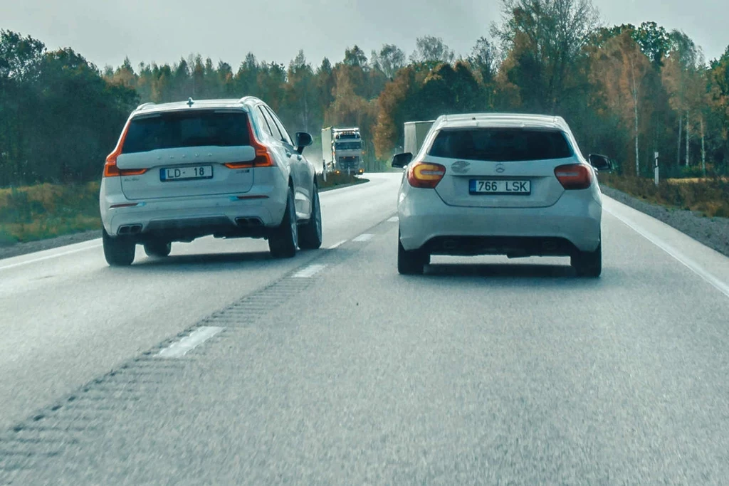 Wyprzedzanie samochodu sygnalizującego skręt w lewo może się odbyć tylko z prawej strony