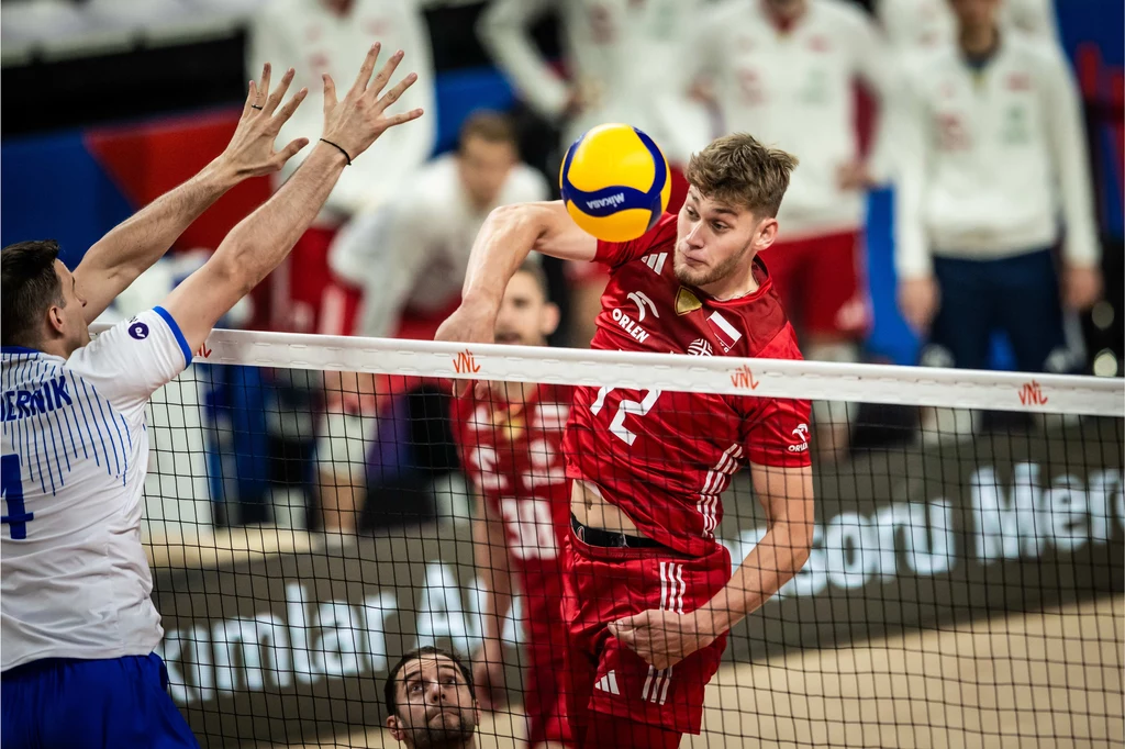 Mateusz Poręba atakuje w meczu Ligi Narodów Polska - Słowenia Mateusz Poręba atakuje w meczu Ligi Narodów Polska - Słowenia