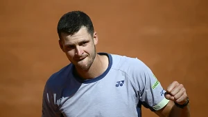 Hubert Hurkacz pod ścianą, ale jaka reakcja. 6:0 i 6:3, Polak gra dalej