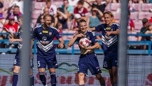 Maciej Wolski (na środku) cieszący się z debiutanckiej ligowej bramki w tym sezonie