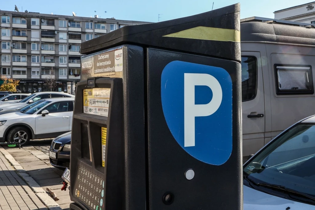 Istnieje rozwiązanie, które pozwala zaparkować auto na pewien czas w miejscach płatnych. 