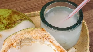 Woda kokosowa cieszy się w Polsce coraz większą popularnością. Można ją dostać za kilka złotych