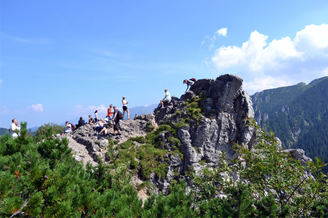 Trasa na Sarnią Skałę to idealna propozycja na wycieczkę z dziećmi. Co warto o niej wiedzieć?