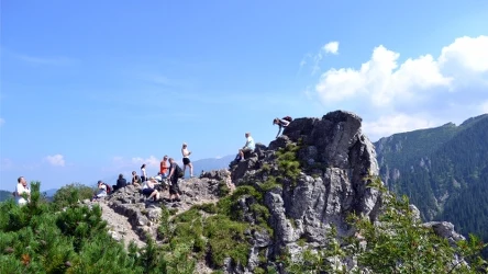 Trasa na Sarnią Skałę to idealna propozycja na wycieczkę z dziećmi. Co warto o niej wiedzieć?