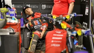 Bartłomiej Kowalski w parku maszyn.