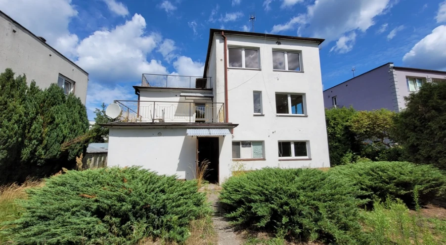 Za tę nieruchomość trzeba zapłacić ponad 1 mln zł. Budynek położony jest w Ustce (woj. pomorskie). Źródło: pkp.pl